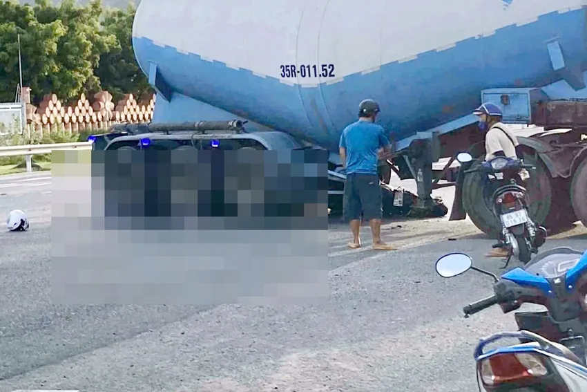 Hiện trường vụ tai nạn khiến 2 người tử vong tại chỗ.