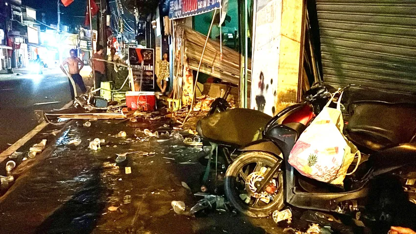 Hiện trường ô tô tông đổ sập phía trước cổng nhà dân, hai xe máy bị hư hỏng nặng. Ảnh: PHẠM HẢI