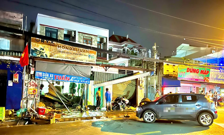 Hiện trường vụ xe ô tô tông sập hai nhà dân khiến hai người bị thương trên đường Tỉnh lộ 43. Ảnh: PHẠM HẢI