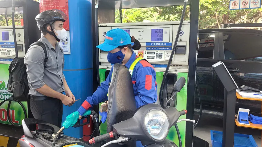 Người dân đổ xăng tại Hà Nội. Ảnh: AH