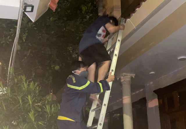 Lực lượng chữa cháy và CNCH đang hỗ trợ đưa người dân thoát ra khỏi đám cháy. Ảnh: Công an TP Đà Nẵng