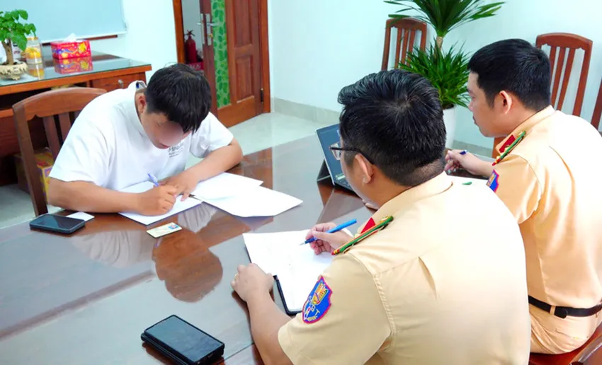 Phòng CSGT Công an tỉnh Gia Lai làm việc với NMP. Ảnh: CA