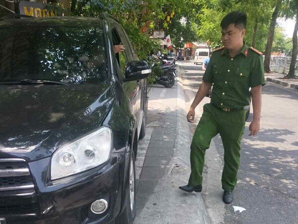 Công an phường Tây Hồ có mặt tại hiện trường để giải quyết vụ việc. Ảnh: Người dân cung cấp.