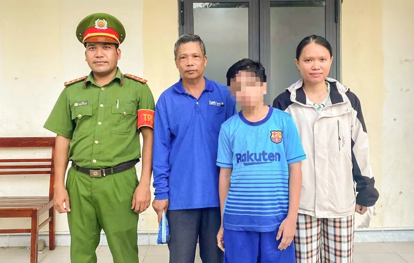 Công an xã Đạ Huoai 3 đã đưa bé Tài về với gia đình an toàn. Ảnh: TRÙNG DƯƠNG