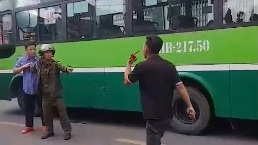 Tài xế xe tải cầm dao, dọa đâm tài xế xe buýt trên đường. Ảnh cắt từ clip