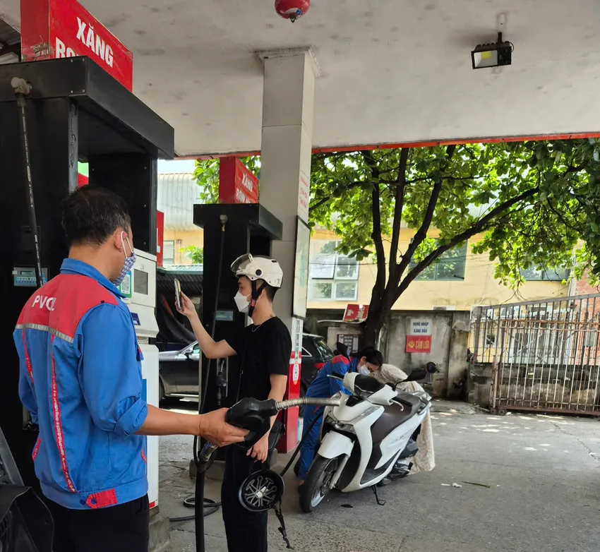 Chiều 10-7, giá xăng tăng trên 20.000 đồng/lít. Ảnh: AH