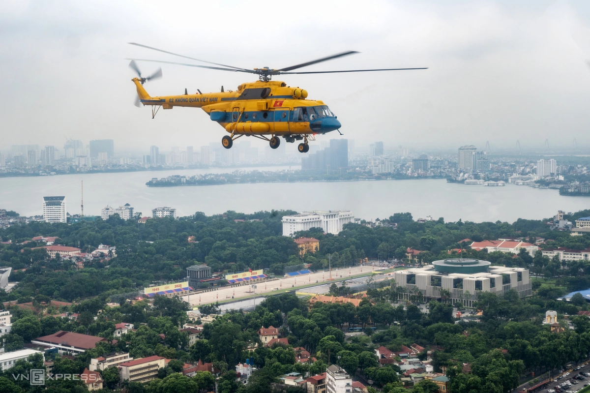 Trực thăng bay trên Lăng Chủ tịch Hồ Chí Minh, quảng trường Ba Đình. Ảnh: Giang Huy