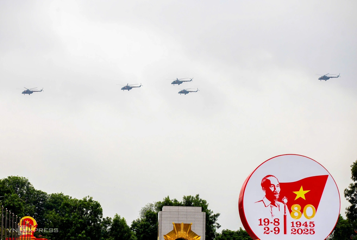 Trực thăng bay ngang qua khu vực đài tưởng niệm, gần quảng trường Ba Đình.