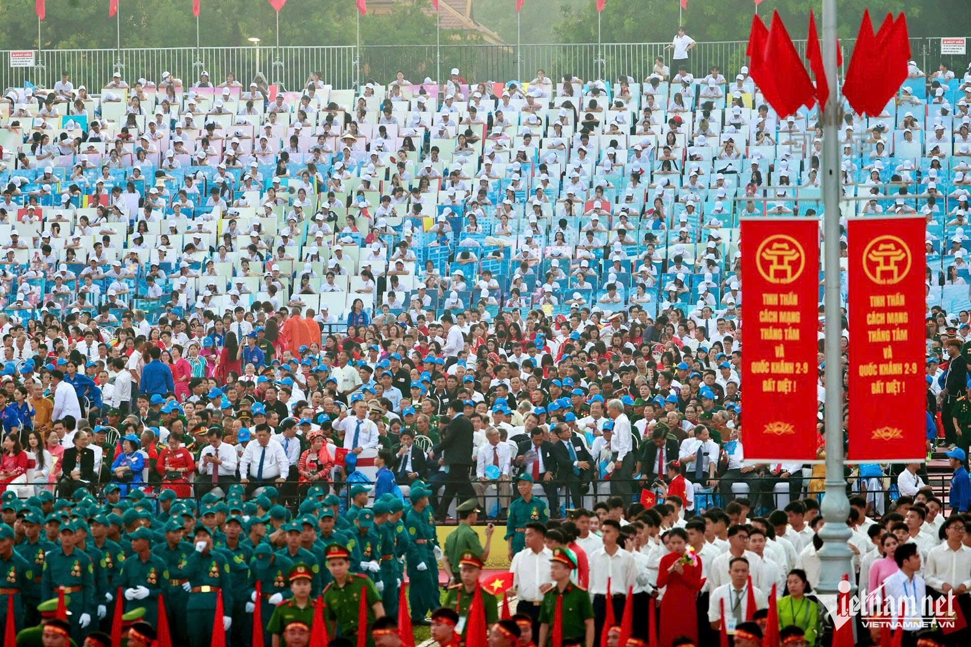 Dàn xe tăng, khí tài cùng vạn chiến sĩ hội tụ về Quảng trường Ba Đình - 1