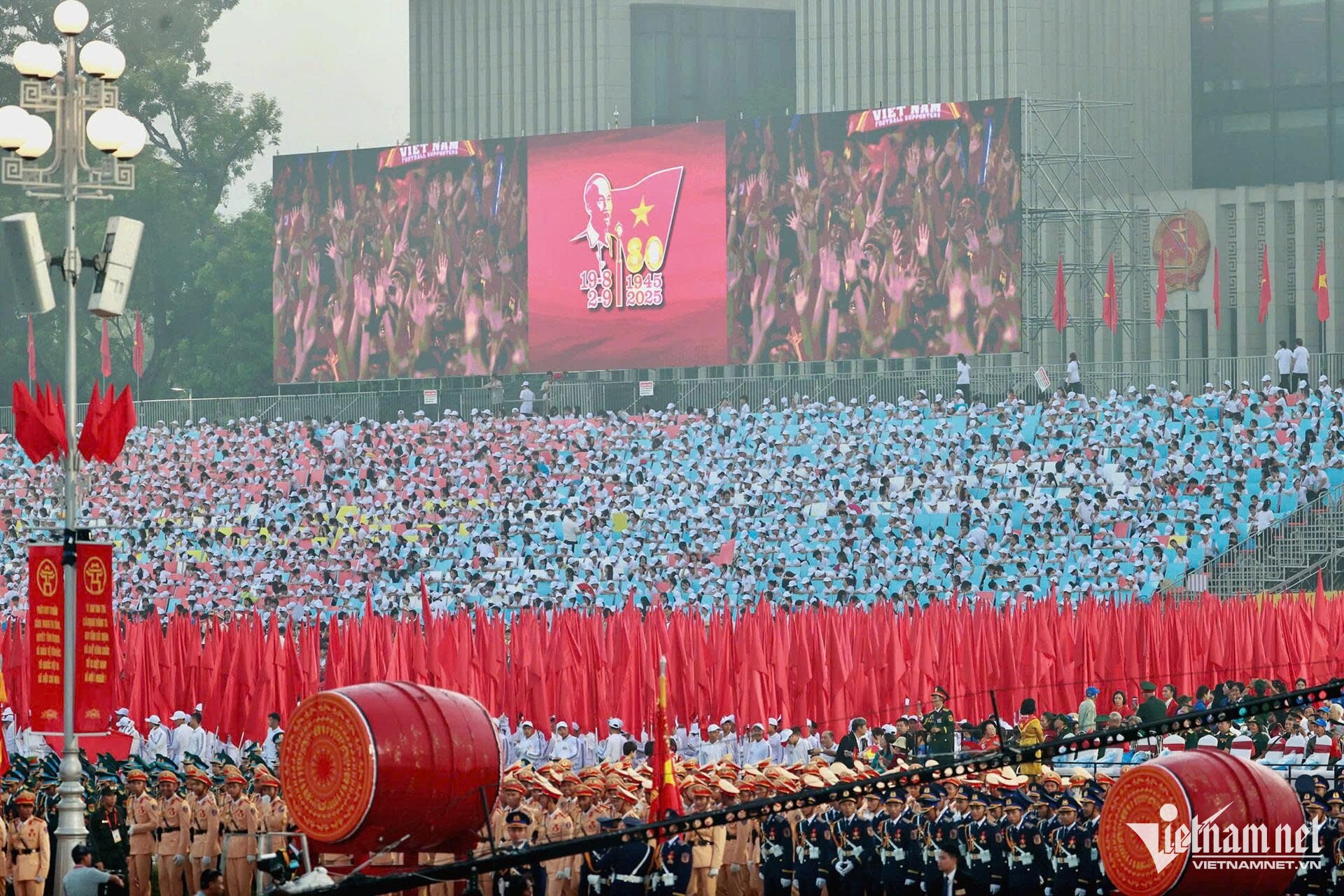 Dàn xe tăng, khí tài cùng vạn chiến sĩ hội tụ về Quảng trường Ba Đình - 2