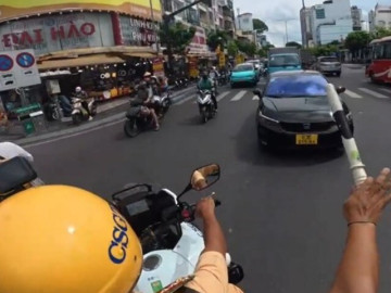 Clip: CSGT TP HCM hỗ trợ cô gái bị đau dữ dội đến bệnh viện