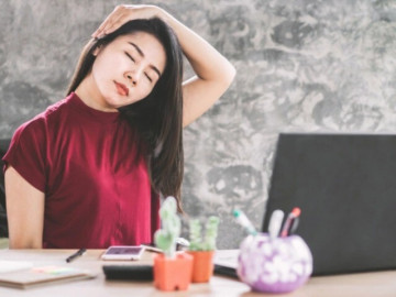 Bài tập giảm căng thẳng, cải thiện tư thế tại bàn làm việc