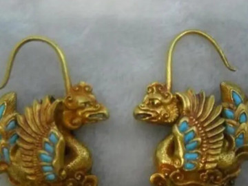 Cô gái mang bông tai vàng là của hồi môn bà nội tặng trong ngày cưới đi thẩm định, chuyên gia ngỡ ngàng hỏi: Bà của cô họ gì?