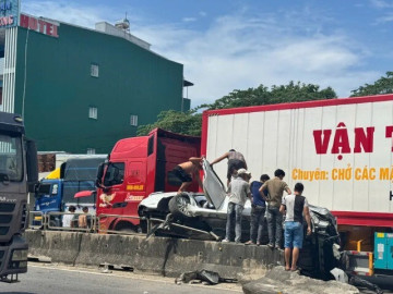 3 người trong ô tô thoát chết trong gang tấc sau cú va chạm kinh hoàng với container