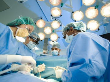 Bé gái 6 tuổi được phát hiện suy thận giai đoạn cuối từ một dấu hiệu khi ngủ dậy