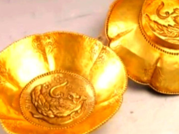 Chồng bỏ 10 tỷ đồng mua bát ăn cơm bằng vàng, vợ tức giận đòi ly hôn rồi sững sờ khi nghe chuyên gia thẩm định định giá