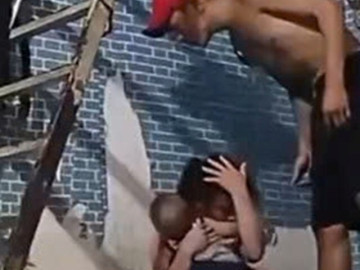 Vụ cô gái ôm con nhỏ bị đánh tới tấp: Đã bắt được “Trung cá chép”