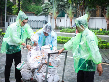 Người Hà Nội be bờ, đắp đập chống bão số 3