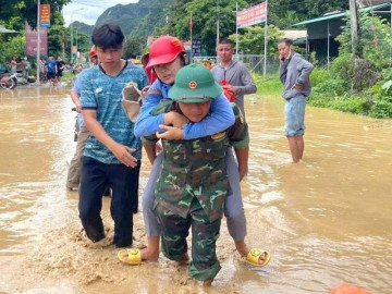 Xúc động hình ảnh bộ đội lấm bùn dọn dẹp, cõng người dân trong lũ