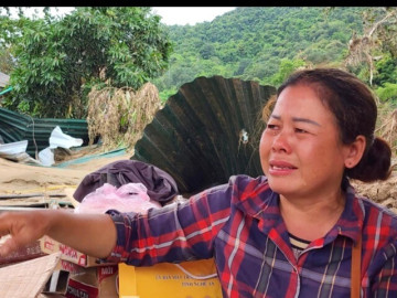 Nhà chìm theo lũ dữ, cô giáo ôm bình oxy chạy thoát trong gang tấc