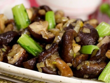 Cây mọc hoang bờ bụi bổ dưỡng hàng đầu, ngon ngọt hơn thịt, người thành phố ưa chuộng làm đủ món đặc sản