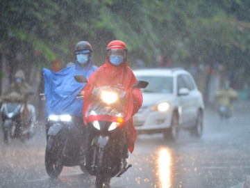 Chiều nay miền Bắc tái diễn dông lốc, cục bộ có mưa lớn
