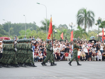Người dân hoà nhịp cùng bước chân người chiến sĩ diễu binh