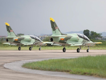 Chiêm ngưỡng hổ mang chúa Su-30MK2 hợp luyện diễu binh trên bầu trời