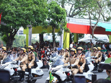 Lực lượng Công an diễu hành giữa biển người dõi theo tại trung tâm Hà Nội