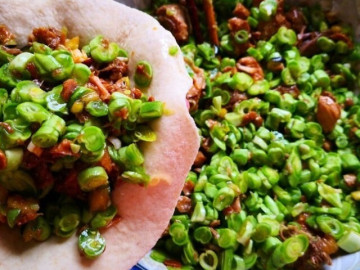 Cây này mọc bờ rào được ví như "nhân sâm", canxi gấp 7 lần thịt gà, làm món ăn tốt cho dạ dày và thúc đẩy tiêu hóa