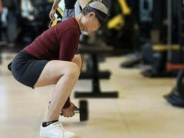 Cụ bà U80 mê tập gym, nâng tạ 10 kg