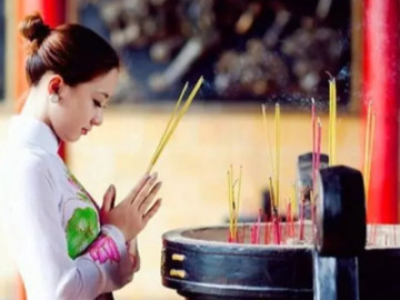 Hai khung giờ đại kỵ không nên thắp hương vào tháng cô hồn năm Ất Tỵ, lọ hoa và mâm quả trên bàn thờ đặt vị trí nào?