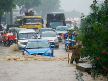 Nhiều tuyến phố Hà Nội vẫn chìm trong nước, cảnh báo ngập sâu ven sông do lũ đạt đỉnh