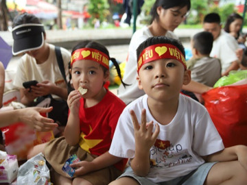 Người dân không ngại mưa gió đi xem sơ duyệt và hành động ấm lòng của các chiến sĩ
