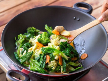 Xào rau đừng dại cho ngay vào chảo, bếp trưởng nói: Phải thêm 2 bước nữa, rau luôn xanh bóng, giòn ngon