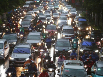 Dòng xe ùn ứ dưới mưa giông ở Tân Sơn Nhất trước lễ 2/9