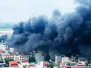 Cháy ngùn ngụt, khói cuồn cuộn bốc cao dưới gầm cầu Vĩnh Tuy sau tiếng nổ lớn