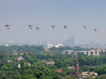 Su-30MK2, Yak-130 chao lượn, thả nhiễu nhiệt trên bầu trời Ba Đình ngày Quốc khánh