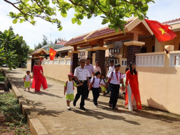 Tiếng trống trường ngân vang nơi đồng phục học sinh hoà vào màu áo lính