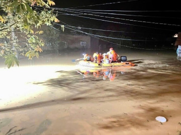 Mưa lớn khiến hàng trăm hộ dân ở Lâm Đồng chìm trong biển nước, sơ tán xuyên đêm