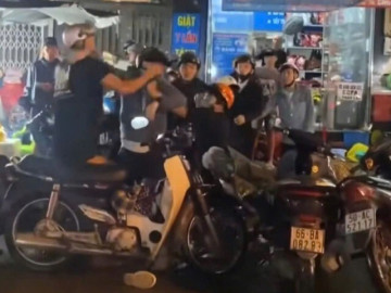 [Clip] Đôi nam nữ bị đánh hội đồng tới tấp dưới trời mưa