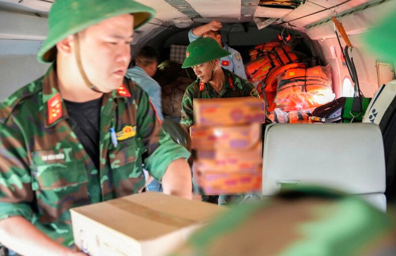 Nhu yếu phẩm được vận chuyển từ trực thăng xuống cho người dân xã Tương Dương trưa 25/7.