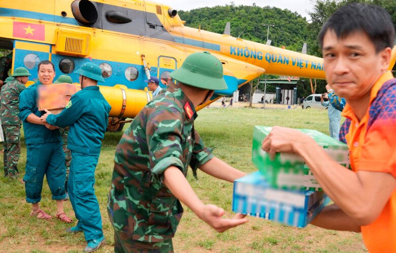 Xúc động hình ảnh bộ đội lấm bùn dọn dẹp, cõng người dân trong lũ - 21