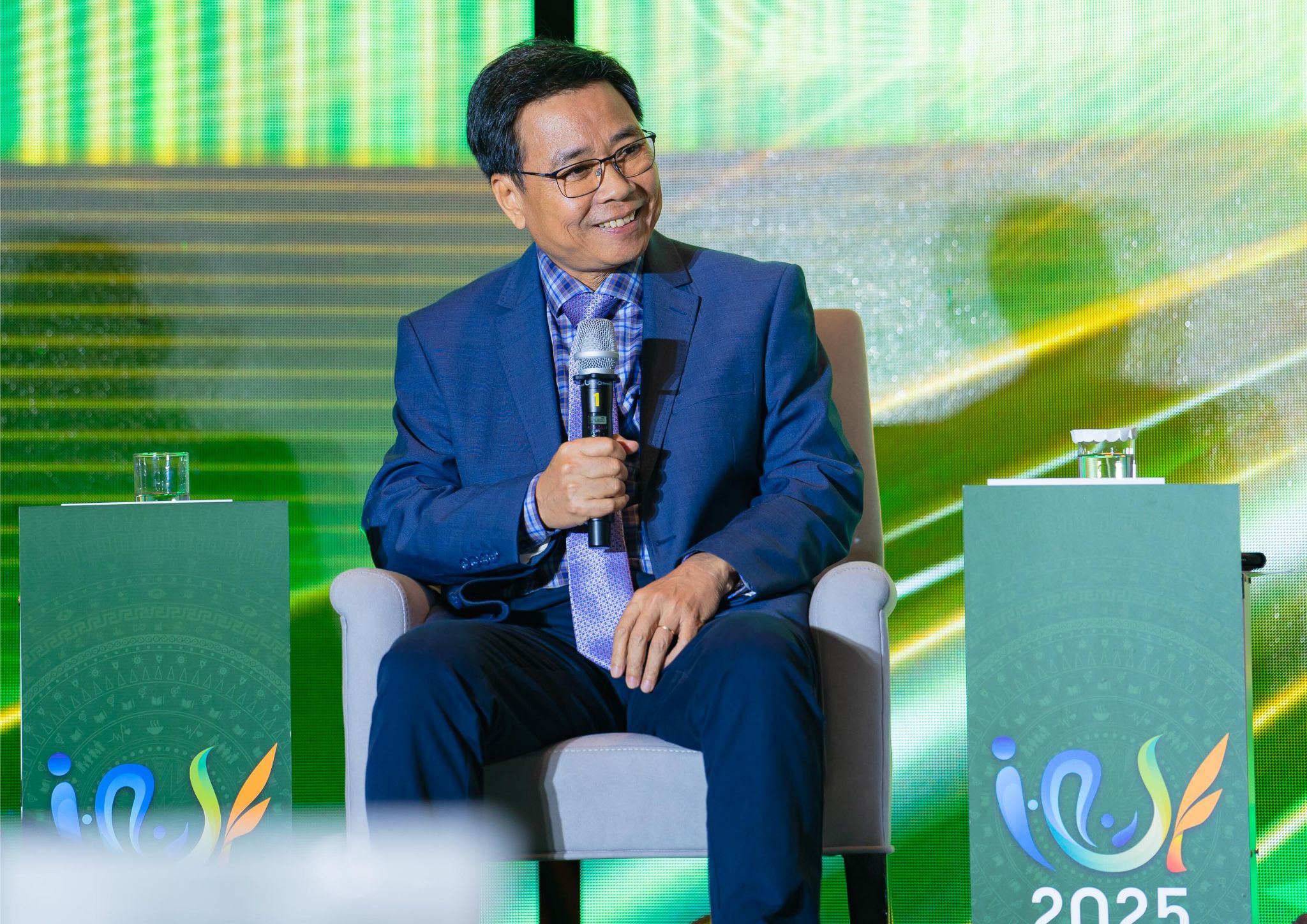 Ông Lê Hoàng Minh - Giám đốc điều hành sản xuất kiêm Trưởng dự án Net Zero của Vinamilk tại Diễn đàn Doanh nghiệp Phát triển bền vững Việt Nam (VCSF) lần thứ 12 (Ảnh: Minh Anh).