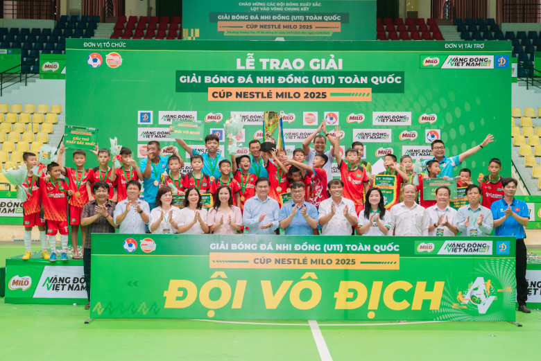 Thanh Phong cùng đội U11 Hưng Yên giành chức vô địch tại mùa giải 2025. Ảnh: NVCC
