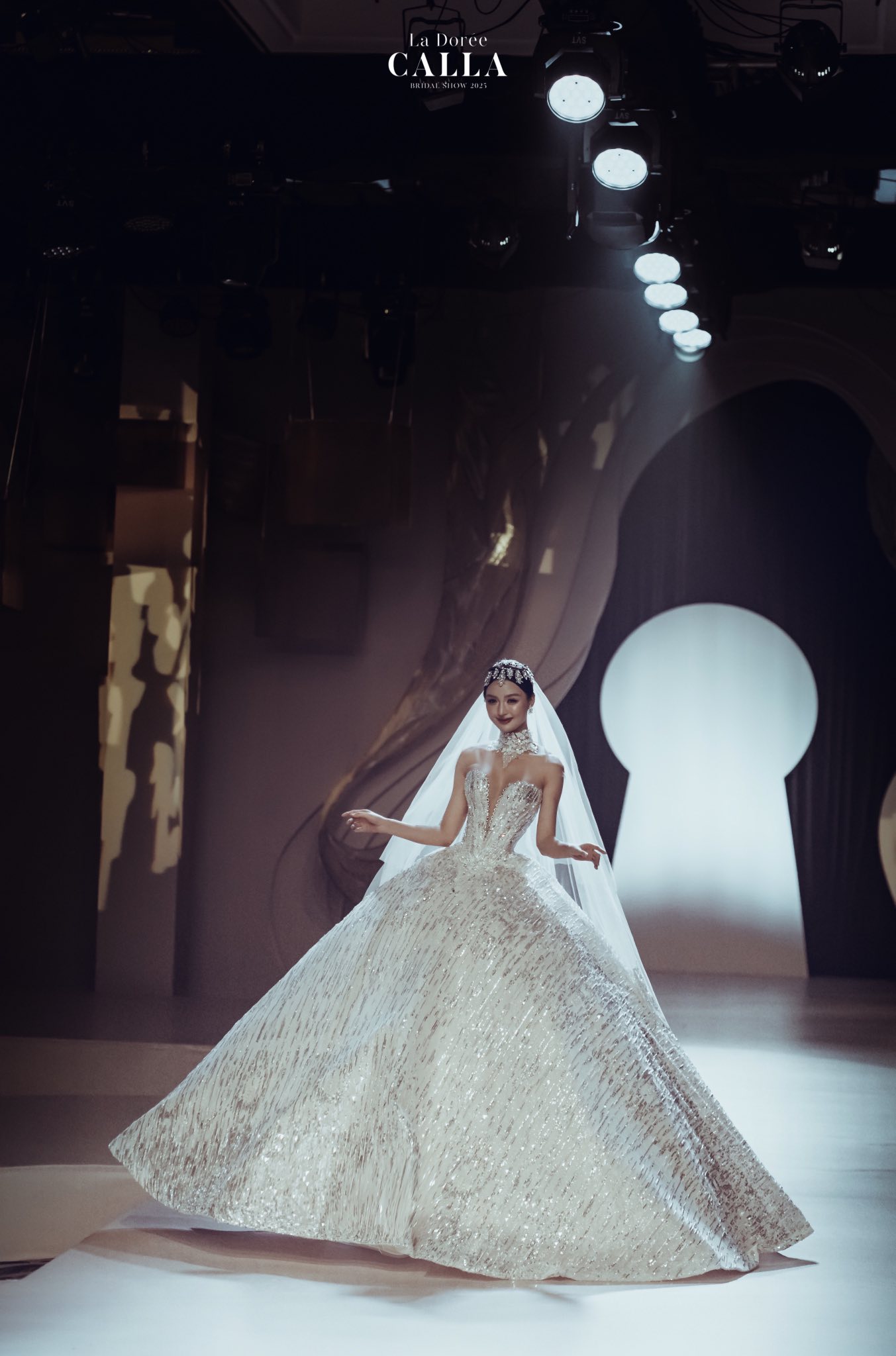 Á hậu cẩm ly đốn tim khán giả khi hóa thân thành cô dâu xinh đẹp trong calla show 2025 - 1