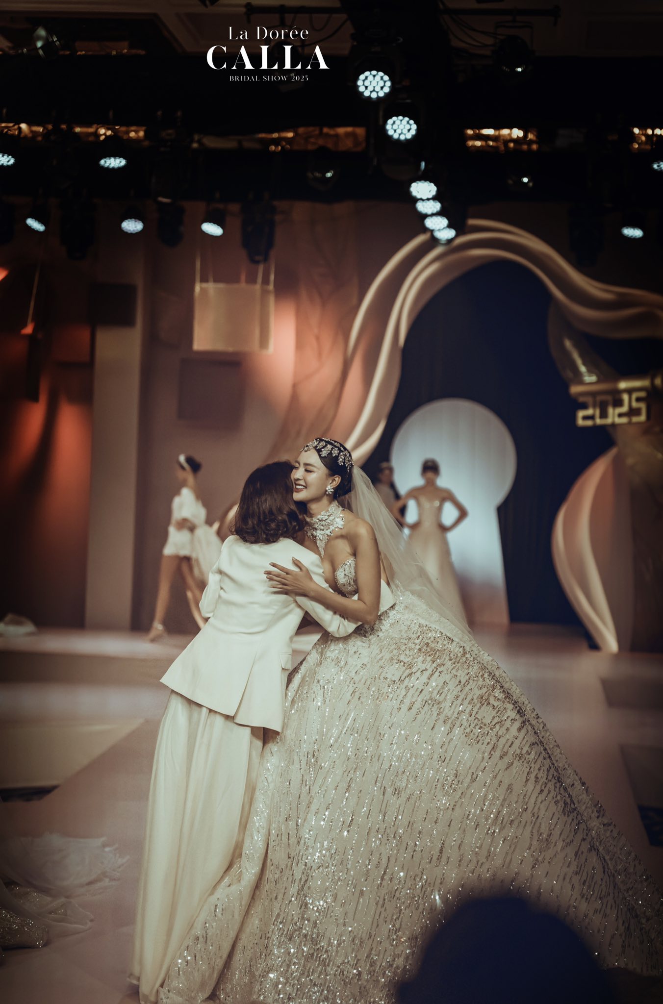 Á hậu cẩm ly đốn tim khán giả khi hóa thân thành cô dâu xinh đẹp trong calla show 2025 - 6