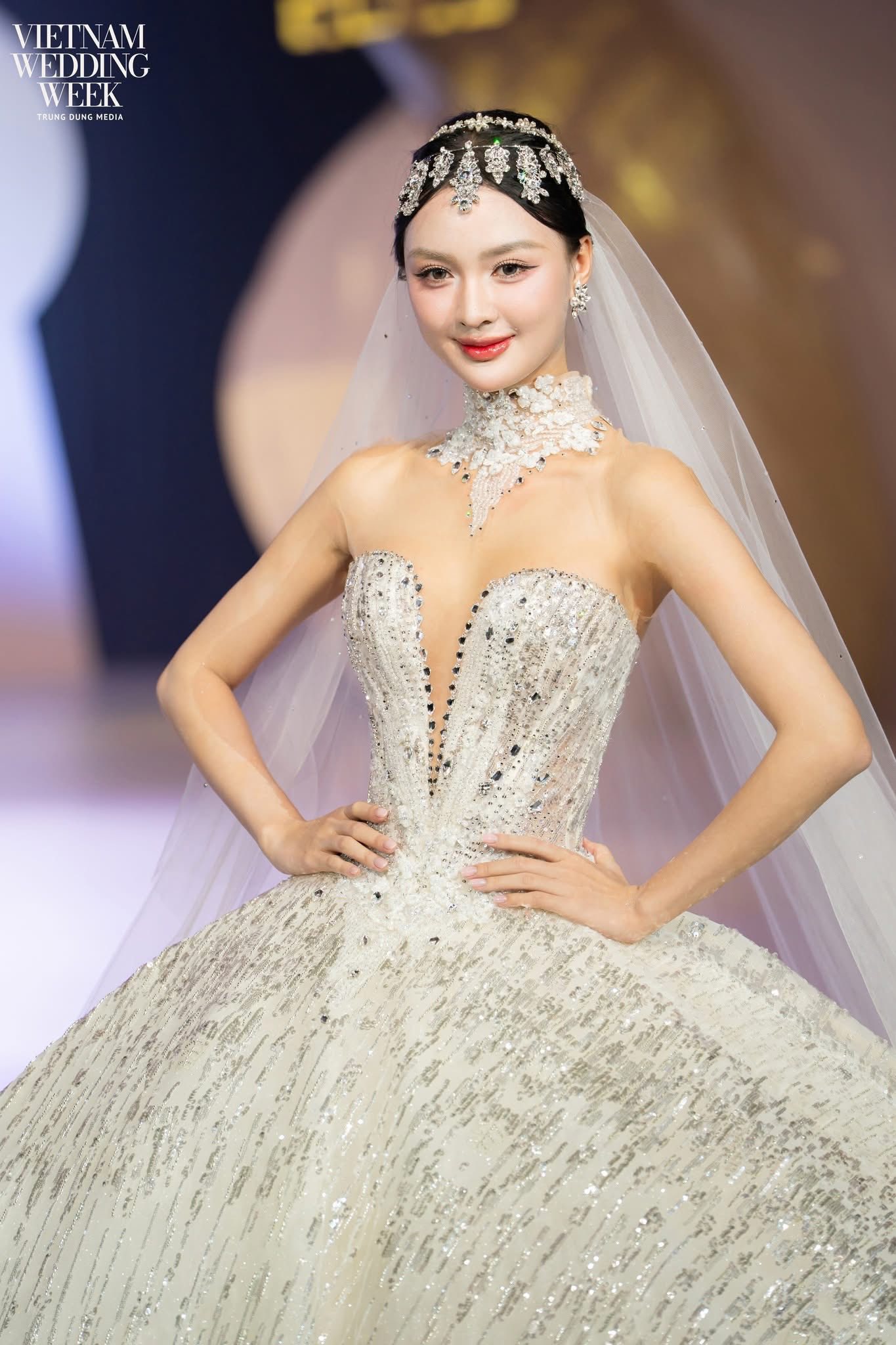 Á hậu cẩm ly đốn tim khán giả khi hóa thân thành cô dâu xinh đẹp trong calla show 2025 - 3