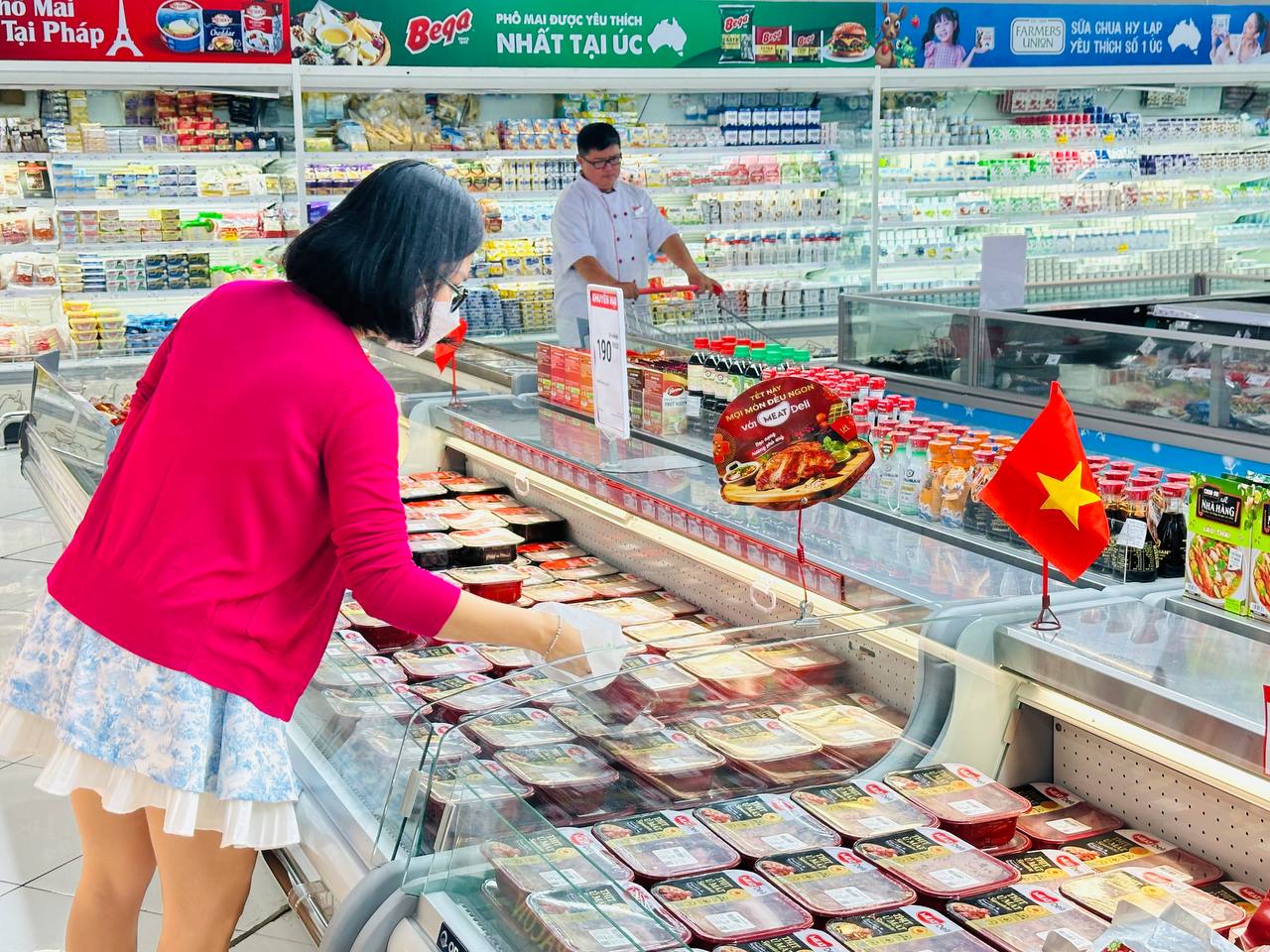 Khách hàng mua sắm mặt hàng thịt ủ mát MEATDeli