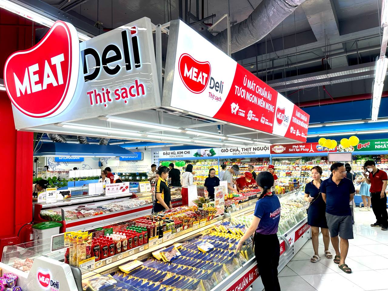 Khách hàng mua sắm mặt hàng thịt ủ mát MEATDeli tại WinMart